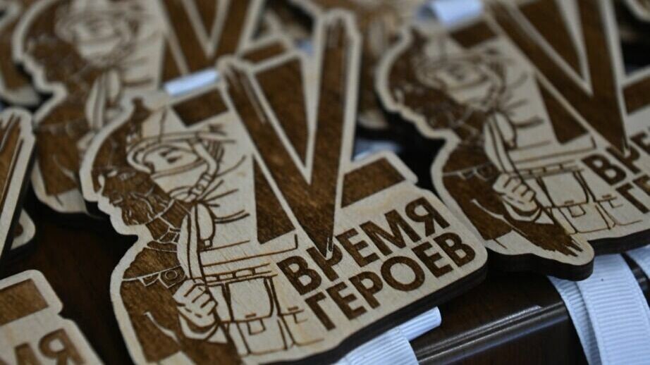     В Легкоатлетическом манеже провели благотворительный забег. Все вырученные средства пойдут на нужды мобилизованных региона.