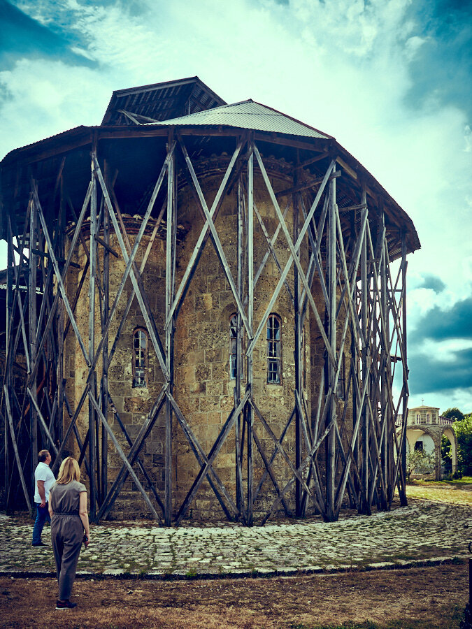 Один из древнейших храмов на территории Абхазии, построен примерно в Х-XI веке. Фотографировать внутри нельзя (почему-то), но можно снаружи! )) Церква спрятана под навесы.-10