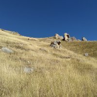 Подъем в гору в сторону неизвестной пещеры