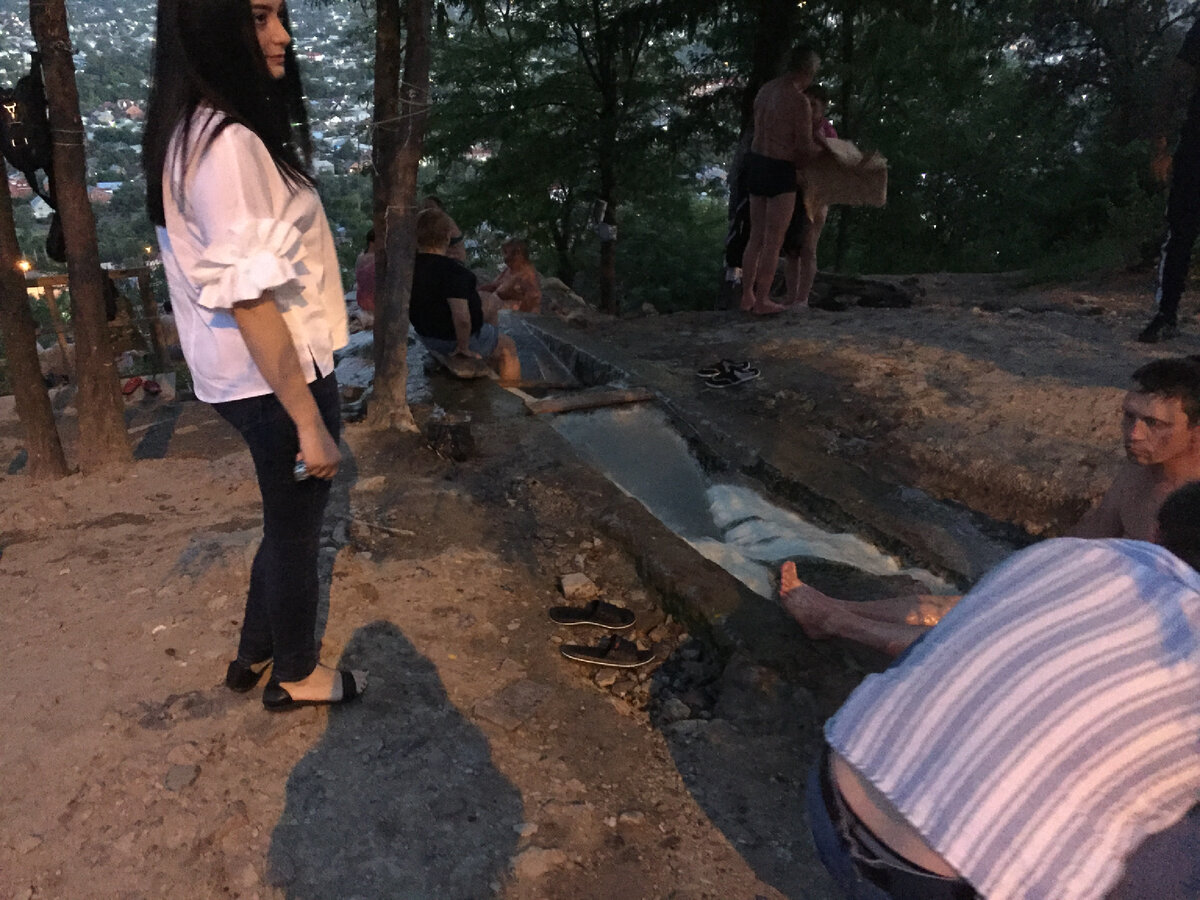 Люди должны по корнивищам к источникам пробираться? Стыдно, что всё так необлагорожено