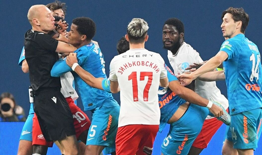 Та же картинка чуть позже и с другого ракурса плюс Родригао влетает с ногой