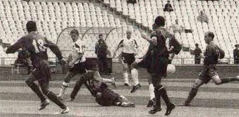 «Торпедо» - «Динамо» (Брянск) - 2:0. В белой форме торпедовцы Игорь Семшов (на переднем плане) и Мантас Самусёвас (на дальнем плане).