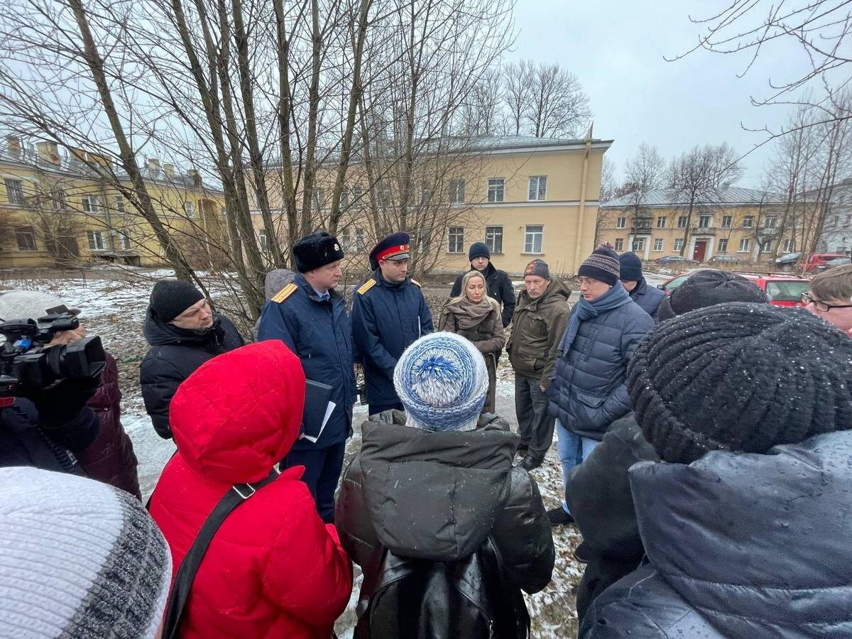 Жители Нарвской заставы пытаются обсудить проблему застройки микрорайона с исполняющий обязанности главы ГСУ СК и представителем компании ООО «СПб Реновация». Фото: Дарья Дмитриева / MR7