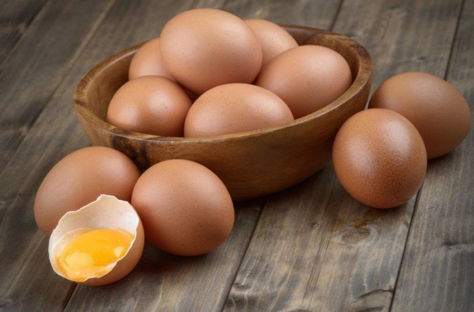 Яйца. Куриные яйца также богаты витамином В12, омега-3, холином и триптофаном.