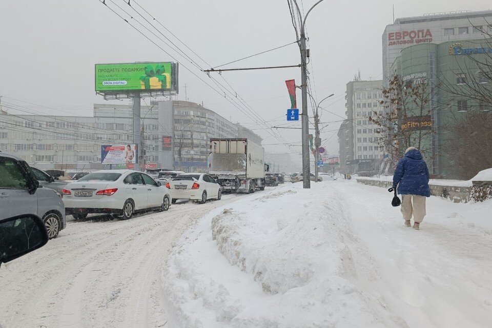     Мэр Локоть поручил департаменту транспорта убрать весь снег до конца недели. Виктория МИНАЕВА