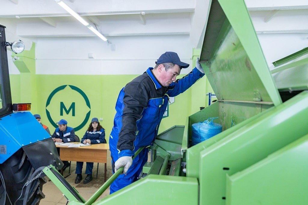    Сейчас трактор молотком и проволокой не починишь – учиться надо!