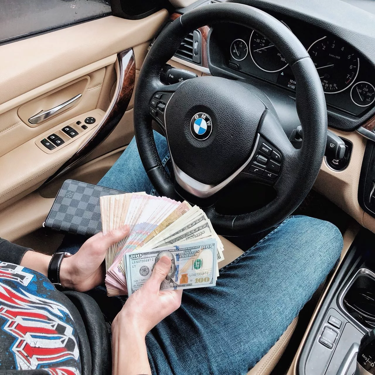 Bmw money. BMW И деньги. Человек в машине с деньгами. Деньги за рулем БМВ. Человек в BMW С деньгами.