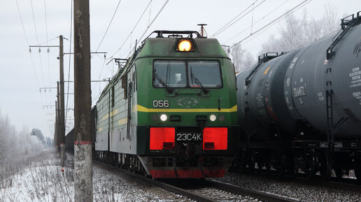 Поезда в зимнем лесу на перегоне Назия - Жихарево Октябрьской железной дороги. Январь 2023 года.