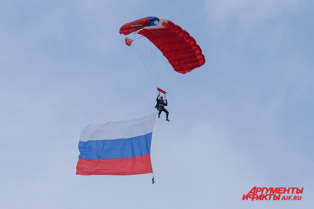    Парашютисты платят за прыжки. Фото:  АиФ/ Виктор Михалёв
