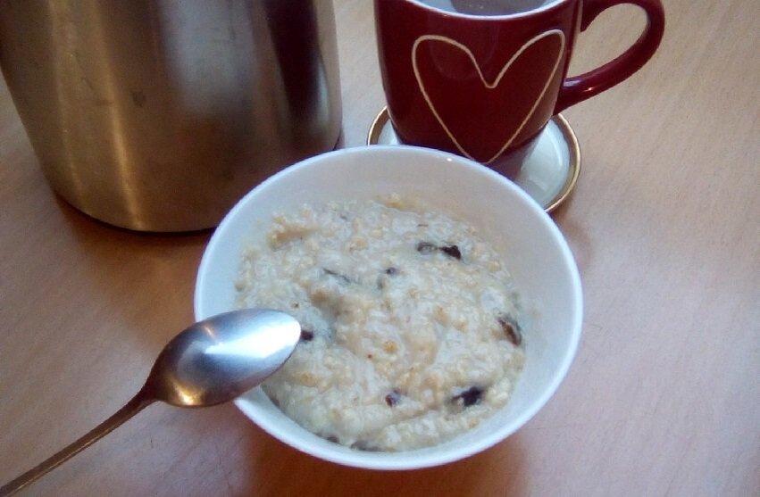 утром овсянка на воде. молочная каша геркулес. утром овсянка на воде. каша овсяная в тарелке. утром овсянка на воде.