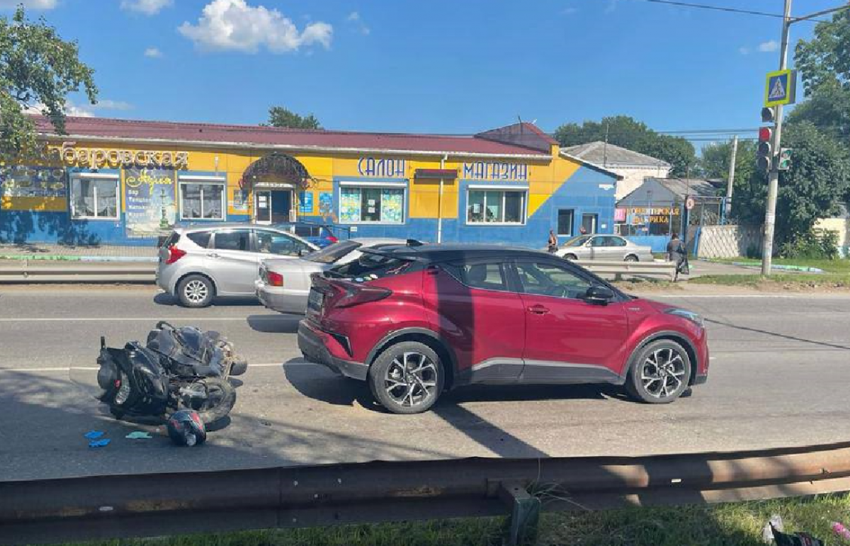    В Хабаровске мотоциклист разбился в ДТП с Toyota C-HR