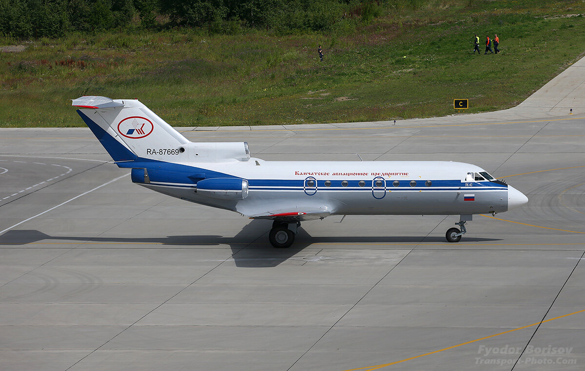 1. А вот тот самый, 4-ый самолёт в парке КАП, уходит в свой первый рейс в авиакомпании. Путь его лежит в Магадан. 