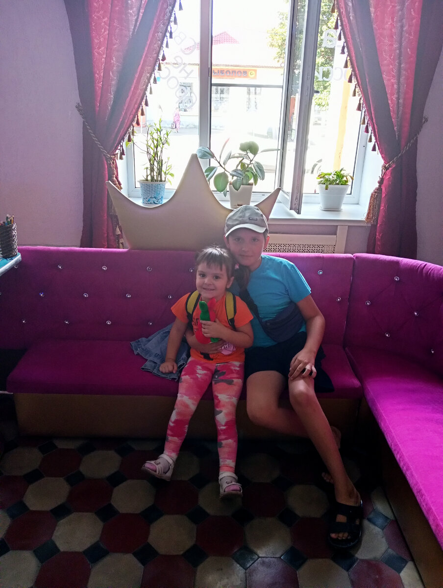 В фойе кинотеатра