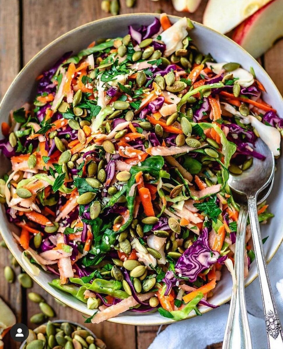 Яркий салат с яблоком