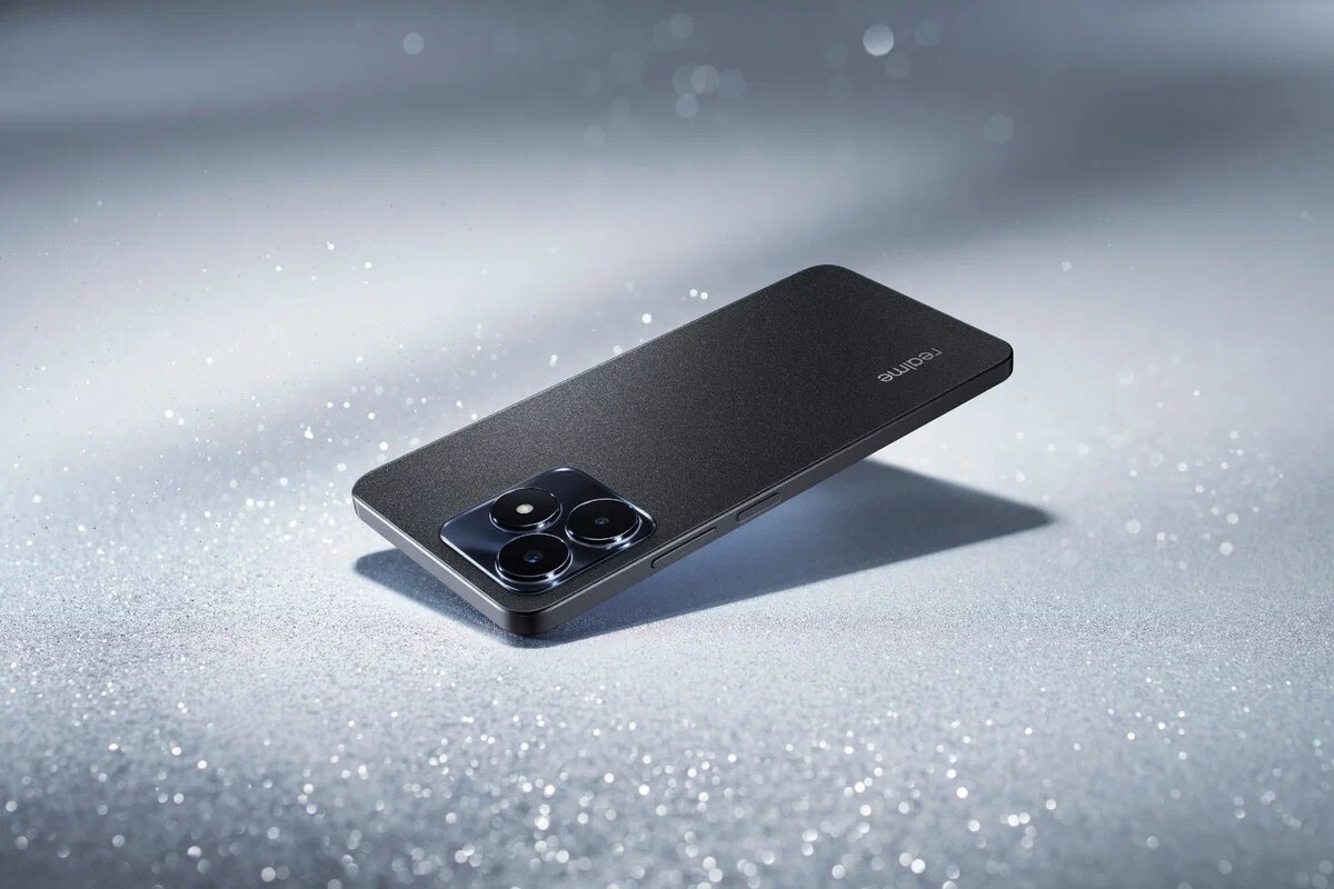 …и чёрная. Корпус С53 всего 7,49 мм толщиной: вам не нужно выбирать между «смартфоном, у которого много полезных функций» и «смартфоном, который легко держать в руке»