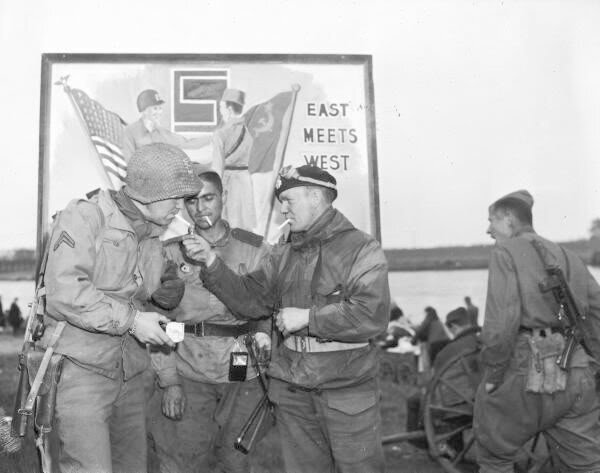 «Восток встречается с Западом» – первый импровизированный плакат по случаю свершившегося события.