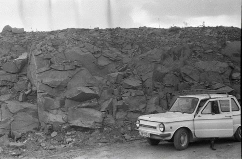 Рис. 1. Вертикальные трещины, найденные биолокацией,
чётко видны на обнажении туфов