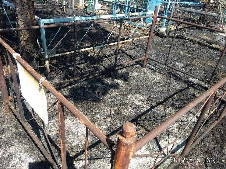 Могила, пострадавшая от поджога на кладбище в Новопавловке. Фото с сайта Pkzsk.info