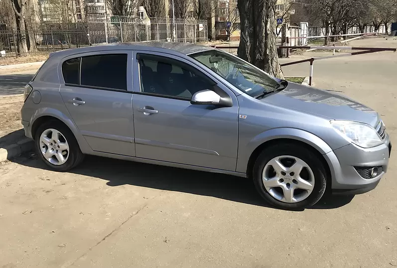 Коррозию ищите на порогах, нижних кромках дверей.