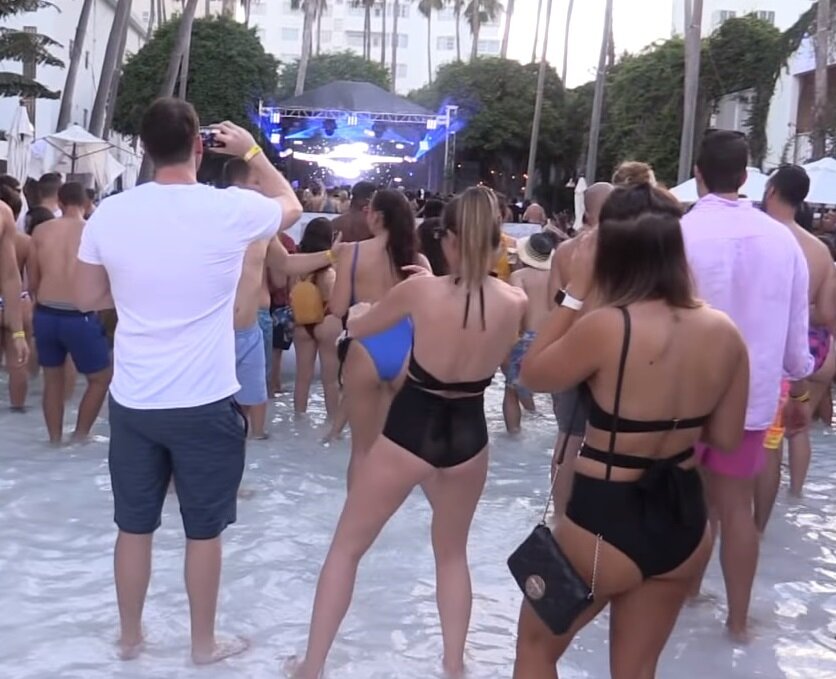 Miami Beach. Pool Party. Мелководье и позади бассейн.