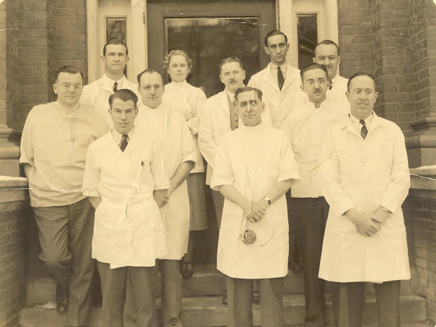 Источник http://4.bp.blogspot.com/_UT3-Ilt-gn0/TD9HSErWTeI/AAAAAAAADPU/Ksi7dc1_Eqs/s620/doctors.jpg 