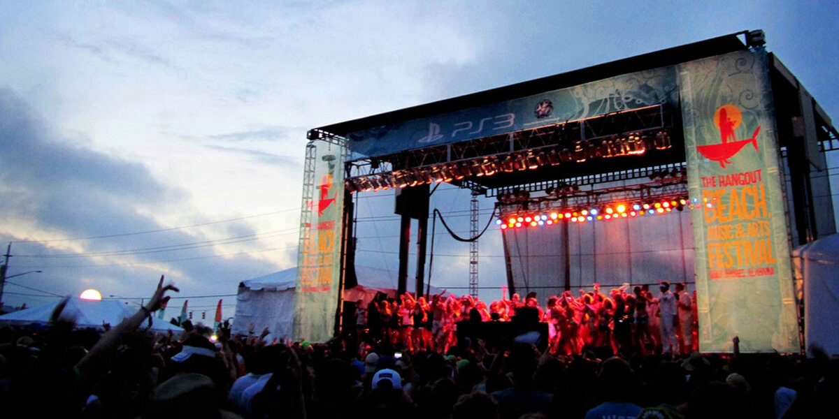 Когда вы в магазине делаете выбор из нескольких предложений, вы автоматически покупаете именно то, что уже где-то когда то видели, а не то, что видите в первый раз. Именно для этого бренды показывают себя на крупных эмоциональных площадках