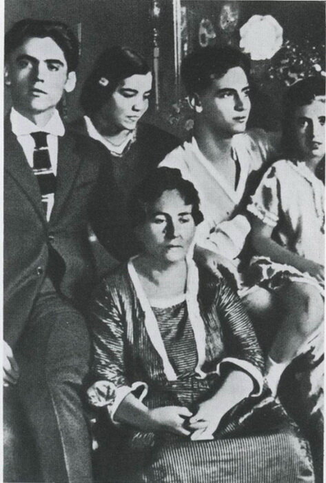 Федерико Гарсиа Лорка с матерью, братом Франсиско, сестрами Исабелью и Кончей. Фото: diletant.media