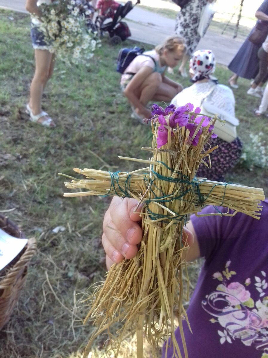 Сплели купавку из соломы