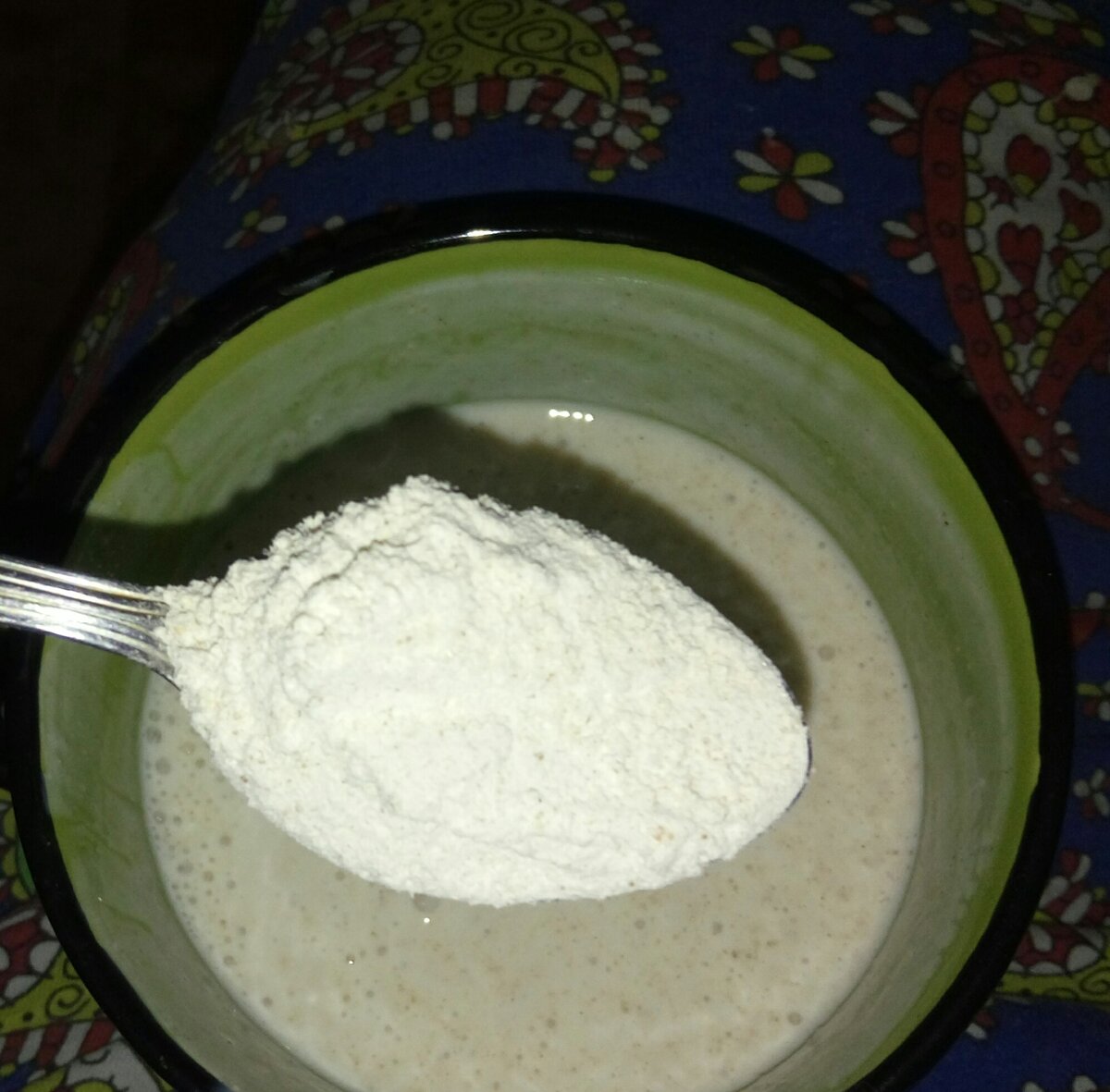 Сухой талкан!!! На фото выглядит светлей,на самом деле он бежевый,или кофе с молоком!!!