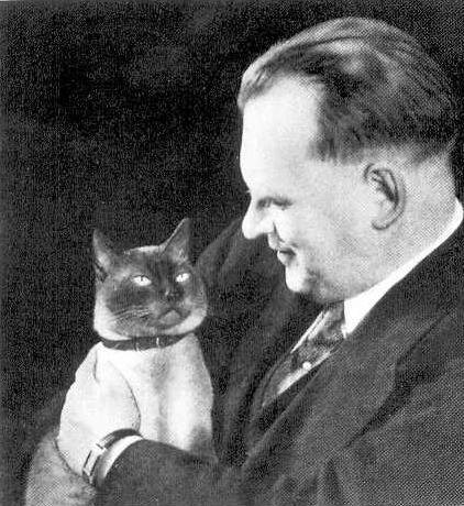 Александр Алехин и его кот Чесс, commons.wikimedia.org ©