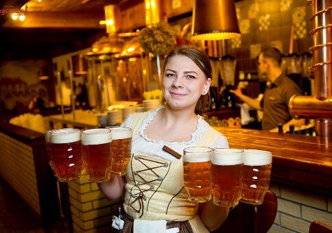 Пивной паб. Баварский ресторан zötler bier. Ресторан штольня липецк. Интерьер пивных ресторанов. Столы для пивбара.