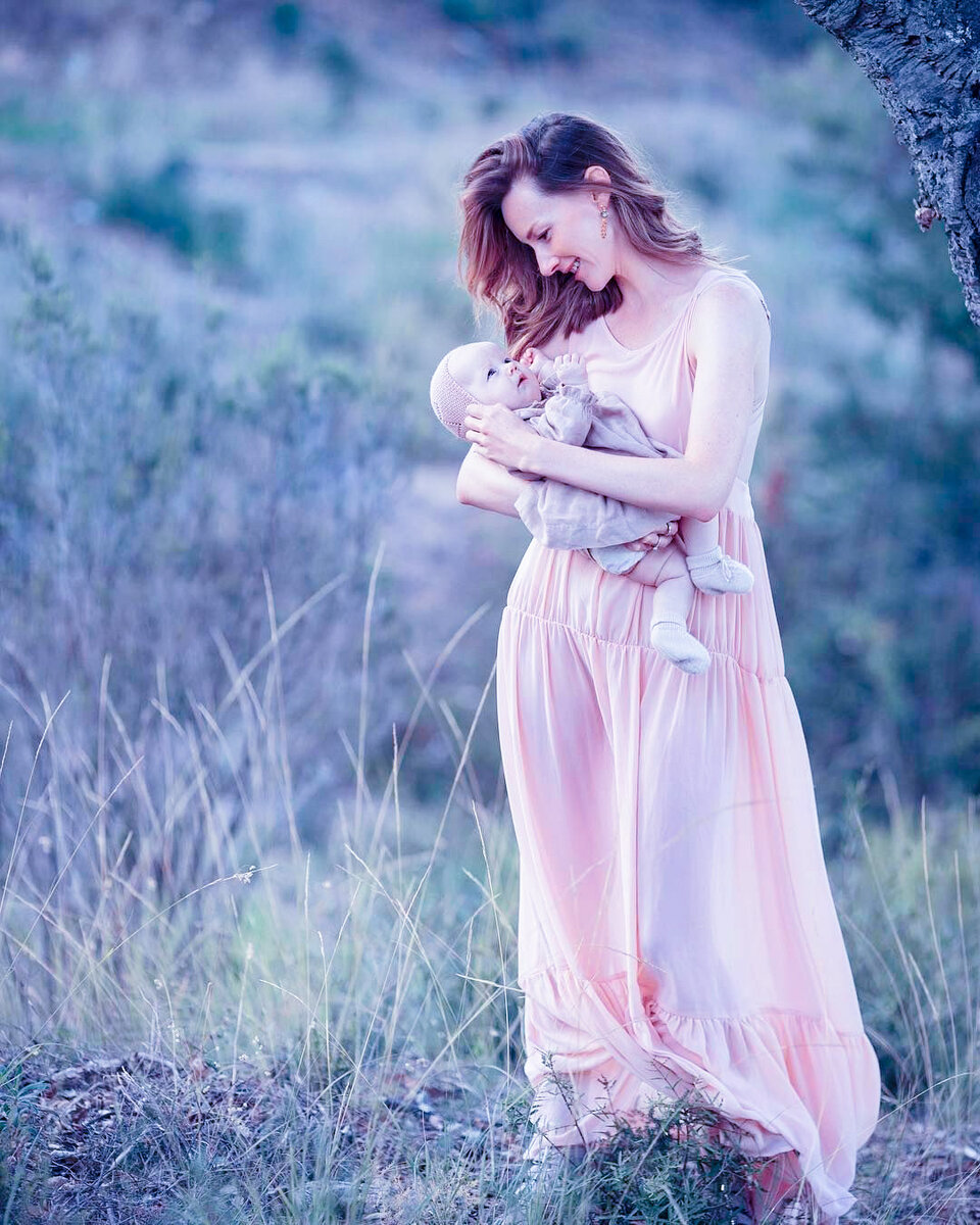 💊Многие мамы прекращают кормление грудью при первых же признаках заболевания.

Однако, при большинстве инфекций кормить грудным молоком не только можно, но даже нужно!
🔽Во-первых, период при котором мама уже могла заразить ребенка, у большинства инфекций наступает гораздо раньше первых признаков. Мама ещё не знает, что заболела, а заразить малыша уже может.
🔽Во-вторых, иммунные компоненты, которые начинают вырабатываться у мамы в ответ на инфекцию, с грудным молоком тут же начинают поступать к ребёнку.
В итоге часто у малыша или даже не успевает развиться болезнь. Или он переносит её гораздо легче, чем мог бы.

❗При каких же заболеваниях мама может продолжать кормить❓
- ОРВИ, грипп
- корь, краснуха, ветрянка, паротит,
- простой герпес (если нет локализации высыпаний на груди),
- цитомегаловирус,
- ротавирус и другие кишечные инфекции,
- гепатит В (при условии вакцинации младенца),
- мастит (при лечении антибиотиком, совместимым с гв),
- борелиоз, энцефалит,
-дифтерия, полиомиелит,
- сифилис

💉Кроме того, маме совершенно не требуется прекращение грудного вскармливания, если она собирается поставить себе прививку от известных инфекций (в том числе от гриппа или кори). Исключением являются вакцины от чёрной оспы и жёлтой лихорадки. В этих случаях гв следует приостановить.

Если тема интересна, ставьте ❤.
А я напишу пост о том, при каких состояниях мамы и ребёгка грудное вскармливание всё же недопустимо.