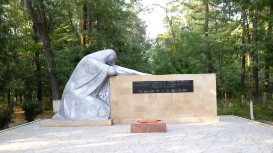 Памятник "Скорбящей матери" в городе Джалал-Абад. Помню, как мы с одноклассниками  попросили своего товарища сделать себе больно (ущипнуть себя) за то, что он просто поставил ногу на "Вечный огонь". 