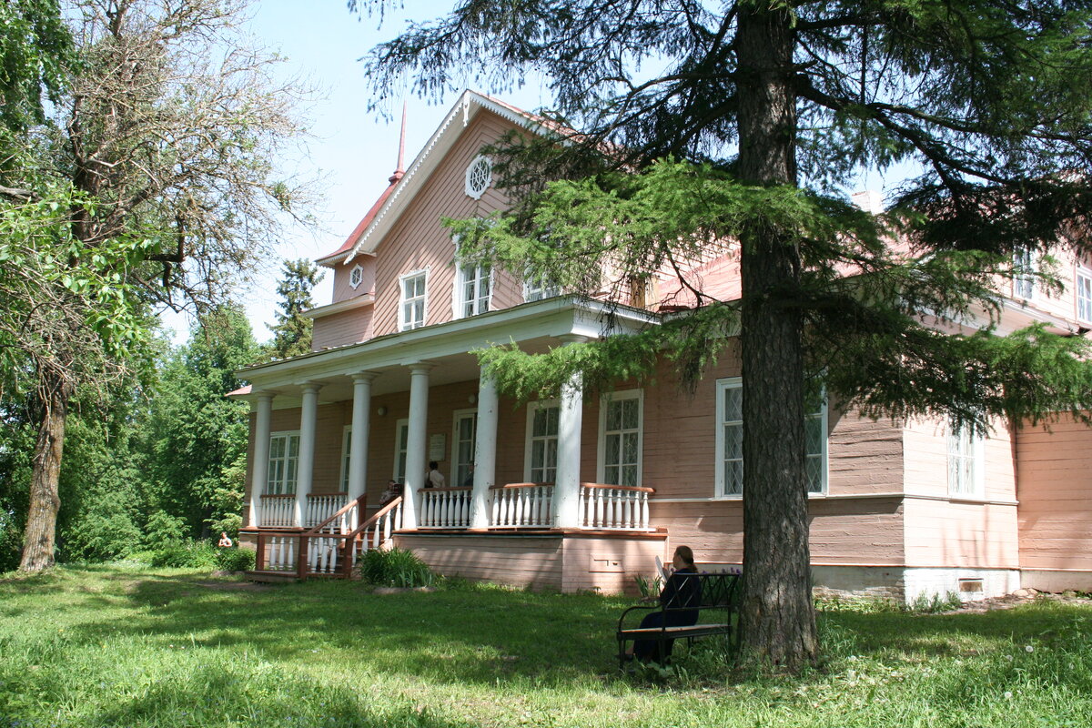   Дом в Даниловском.  авт. фот. Е.Наумова  май 2007 года . Источник: https://www.booksite.ru/usadba_new/bat/8_usadba_1.htm 