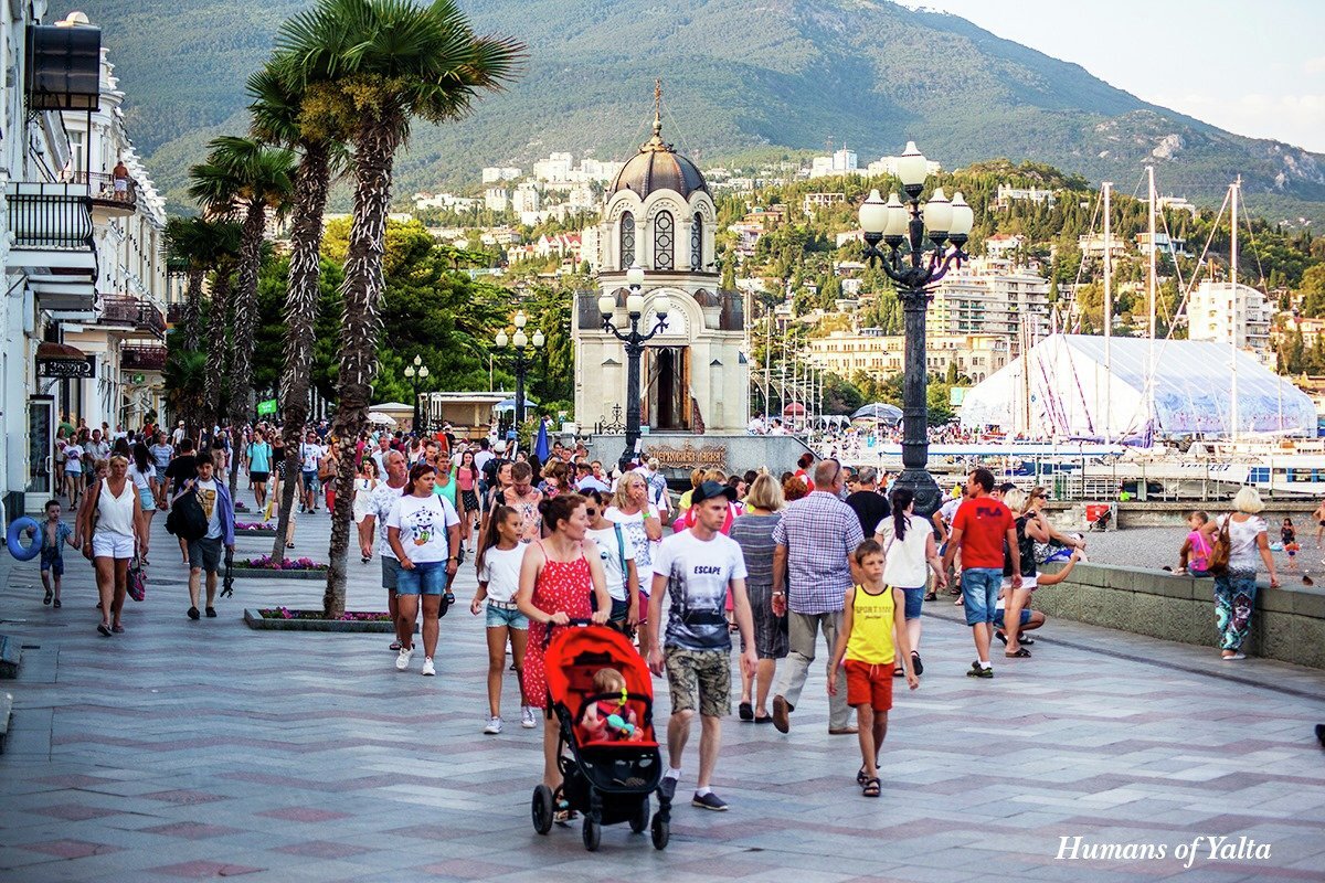 Отдыхающие на набережной Ялты / Андрей Бурдейный