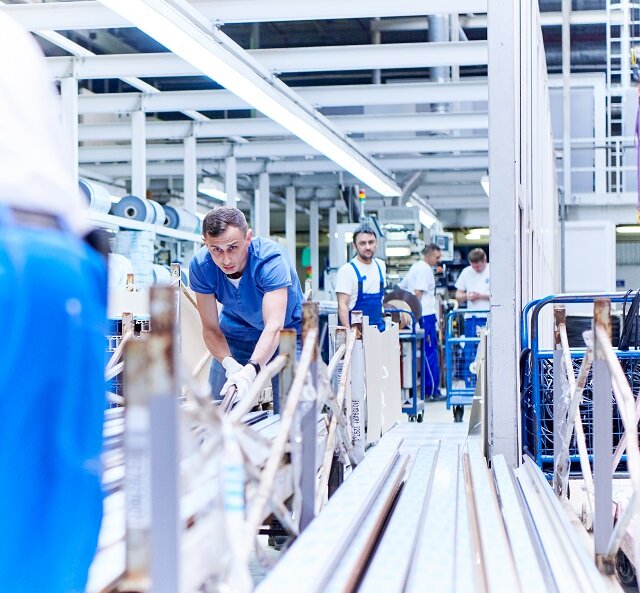 Производственный процесс на заводе VEKA Rus в Троицке. Кстати, 8 октября исполнилось ровно 20 лет с момента открытия этого завода! 