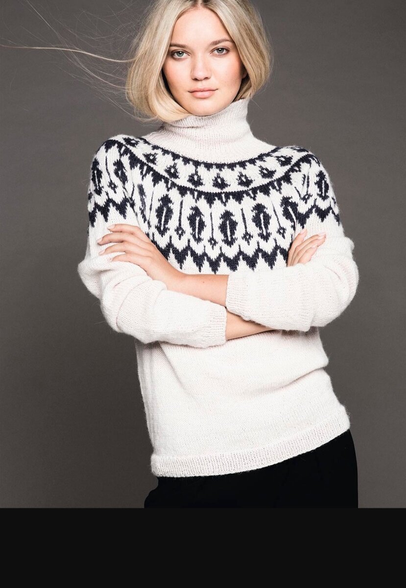 Красивый свитер с оригинальным жаккардовым узором.