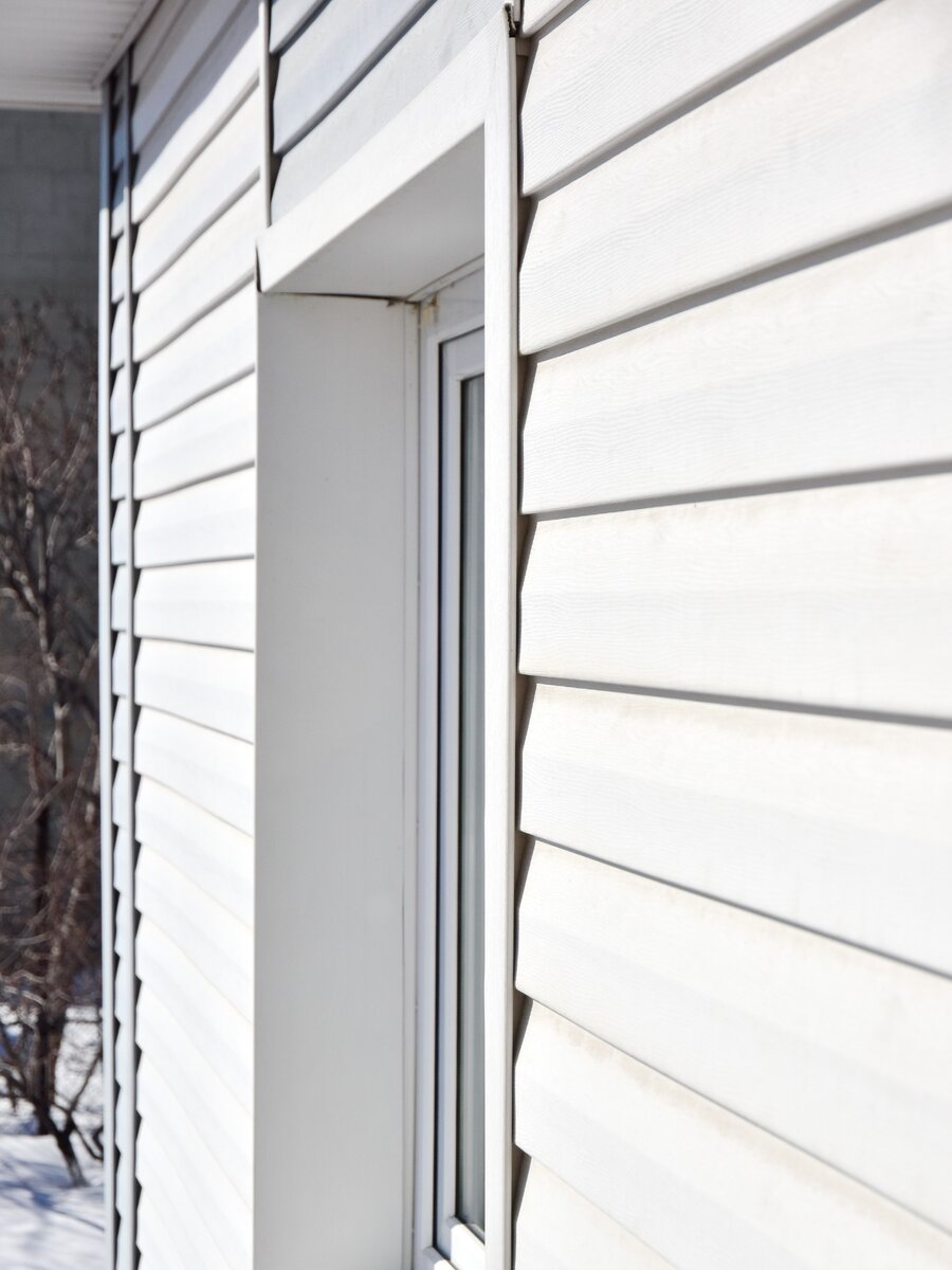 Стена деревянного дома. Отделка виниловым сайдингом. Фото автора.