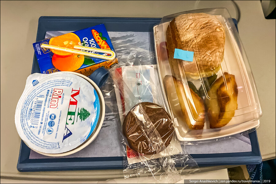 Что внутри коробки с едой, которую принесла стюардесса МЕА? Показываю и пробую