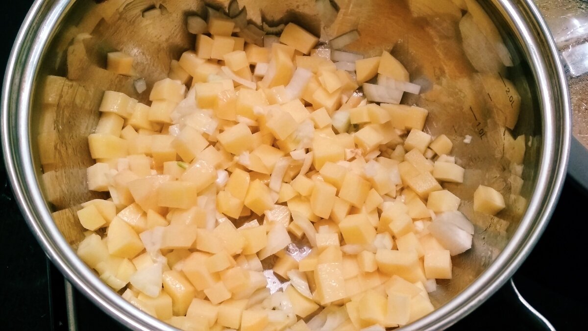 Обжариваем овощи.