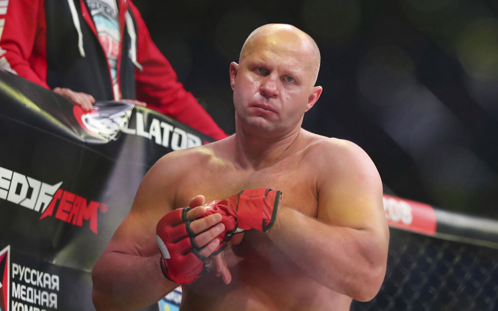 Белорусский боец UFC Андрей Орловский ответил на вопросы поклонников о своем отношении к Федору Емельяненко

«Второй бой с Федором? Я его и тогда выигрывал, а сейчас неинтересно с ним драться. Но факт остается фактом — первый бой я проиграл. Если бы было бы правильное предложение — то безусловно. Поглядим, может еще раз подеремся. Откуда негатив к Федору? Мне кажется, он ненастоящий. Он фейковый чутка. И все. И команда у него была не совсем порядочной, скажем так», 

Напомним, бой Орловский — Емельяненко прошел в январе 2009 года в рамках турнира промоушена Affliction. Орловский проиграл тот бой нокаутом на четвертой минуте первого раунда.