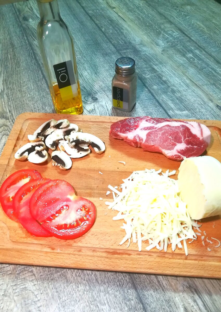 Мясо, у меня свинина- шея (нравится мне эта часть) сыр моцарелла, помидор, шампиньоны, оливковое масло, специи (взял только молотый перец и горчицу)