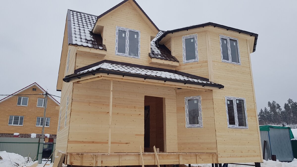 Осталось оформить крыльцо.