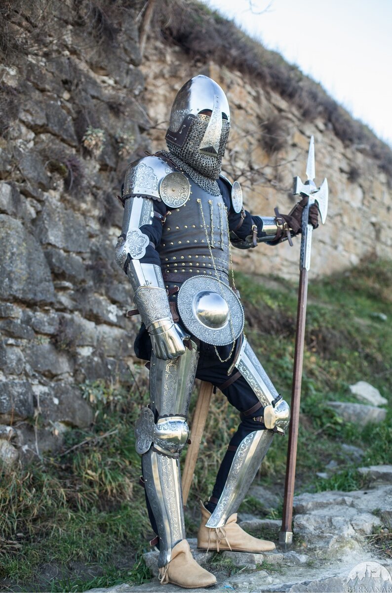 Мужчина в средневековых латах , реконструкция.