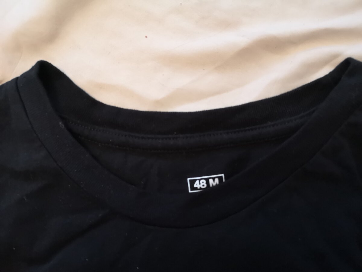 я, думаю, суть понятна. горловина футболки закрывает основание шеи. 