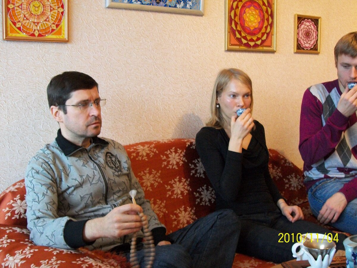 Я сфоткал Нго-Ма (крайний слева) присутствуя на его сатсанге. Тогда это проводилось по квартирам.