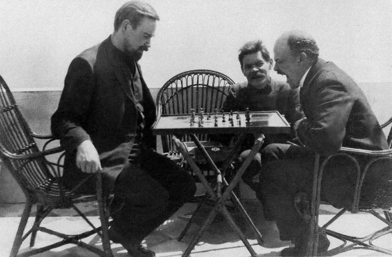 Ленин с Богдановым играют в шахматы в гостях у Максима Горького. Похоже, не самая интересная партия вождя мирового пролетариата.