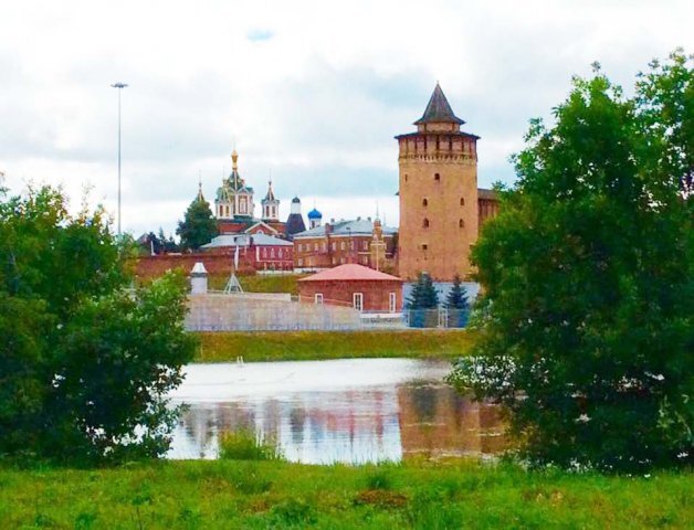 Вид на Кремль Коломны с пляжа "Кемпинга". Фото с сайта "Кемпинга у Кремля"