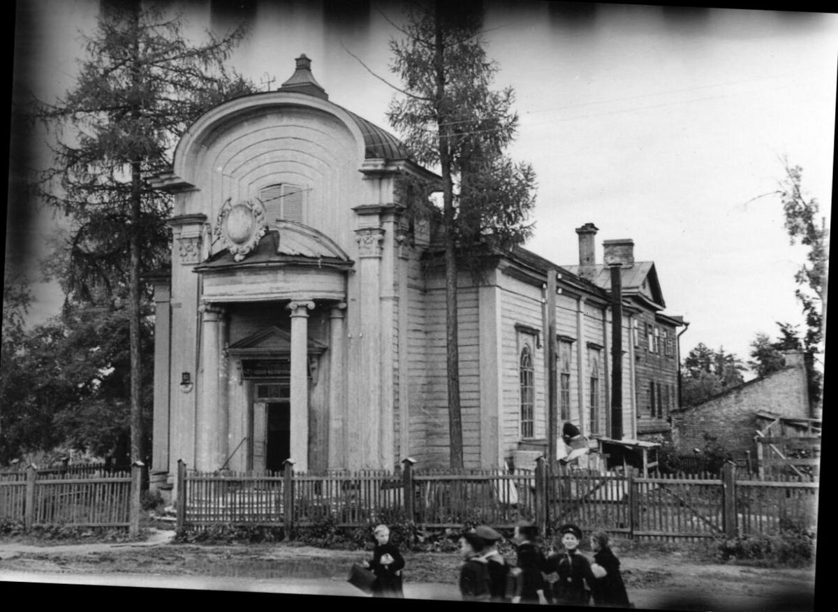 Лютеранская кирха в Павловске. Угол Медвежьего переулка и Госпитальной улицы. 1956 год. Фотография из фондов ГМЗ "Павловск". Источник citywalls.ru