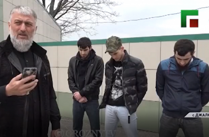 Слева - депутат, а рядом - троица виновников (фото: ЧГТРК "Грозный")